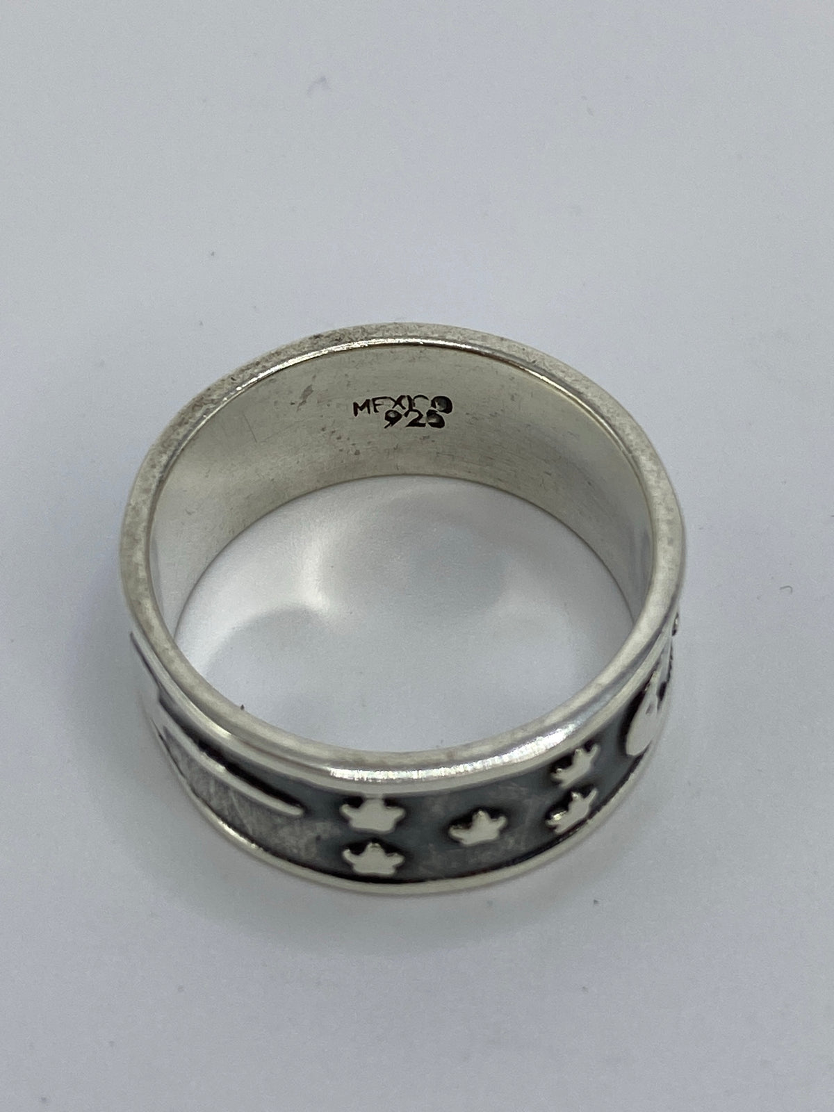 Anillo en la mano mostrando el peso y presencia de los 9.2 gramos de plata 925