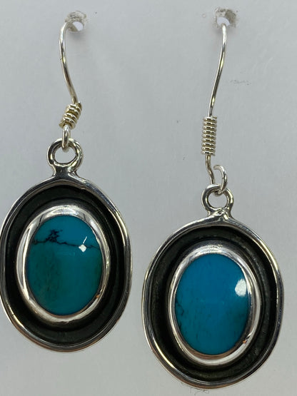 Aretes de turquesa puestos, mostrando el tamaño de 3.5 cm y el brillo azul cielo