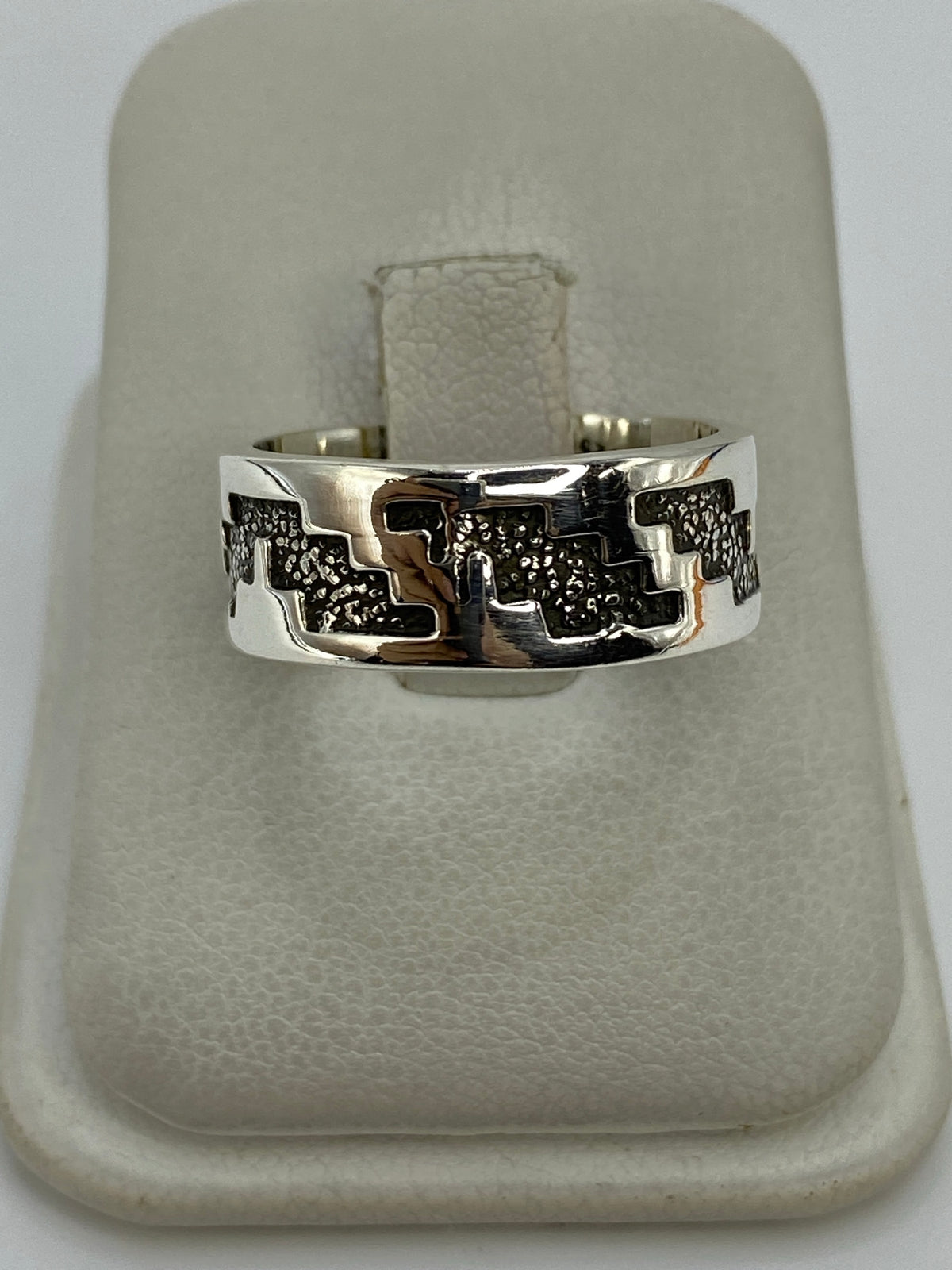Anillo de plata repujado con diseño geométrico prehispánico en talla 9