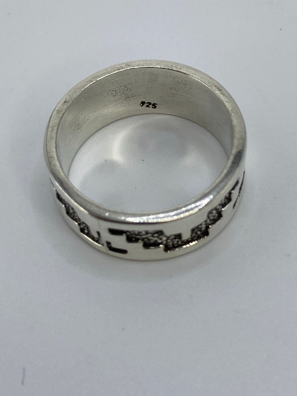 Anillo en dedo mostrando el Quinto 925 grabado en el interior