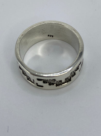 Anillo en dedo mostrando el Quinto 925 grabado en el interior