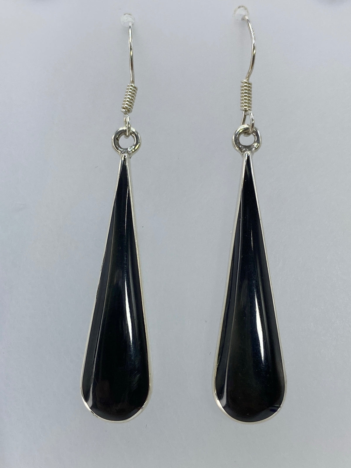 Par de aretes de plata 925 con onix negro engastado, visto de frente