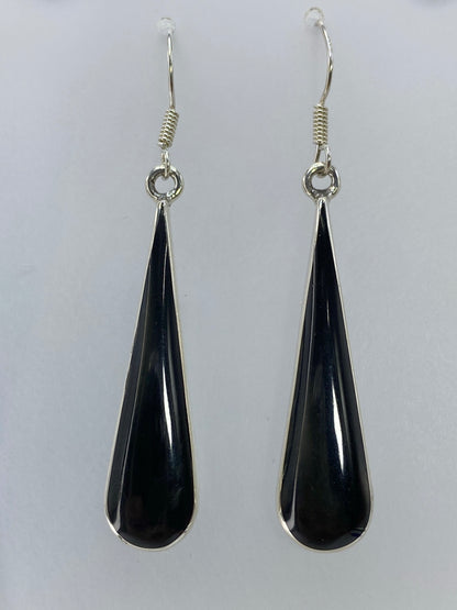 Par de aretes de plata 925 con onix negro engastado, visto de frente
