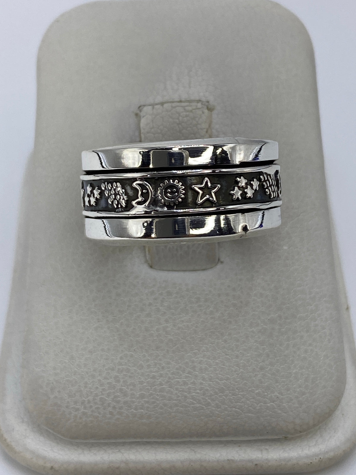 Anillo de sello de plata 925 en talla 7.5 sobre base blanca