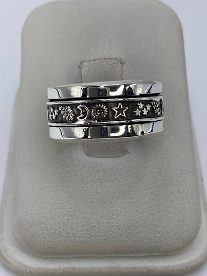 Anillo de sello de plata 925 en talla 7.5 sobre base blanca