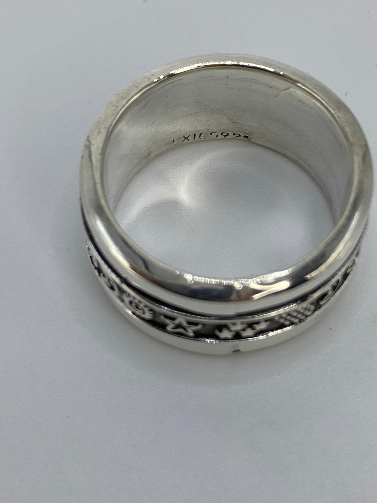 Anillo de plata puesta en mano, diseño limpio y versátil