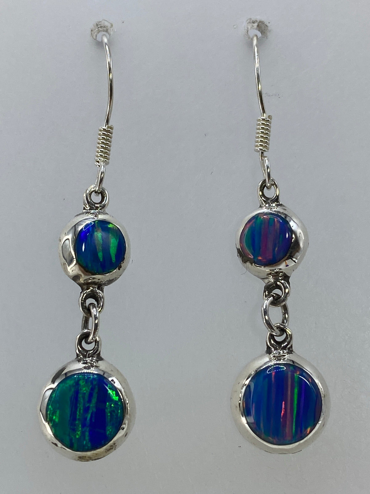 Par de aretes de plata con ópalo de fuego multicolor en tonos verdes, azules y rojos