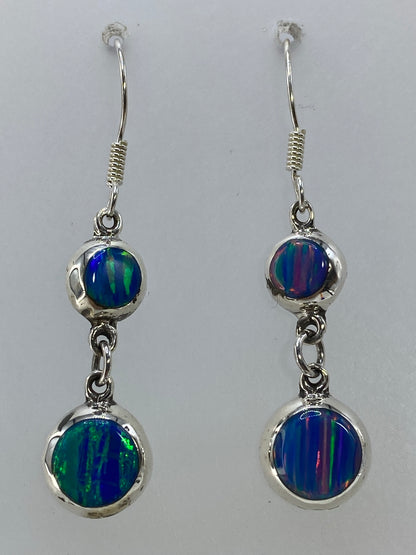Par de aretes de plata con ópalo de fuego multicolor en tonos verdes, azules y rojos
