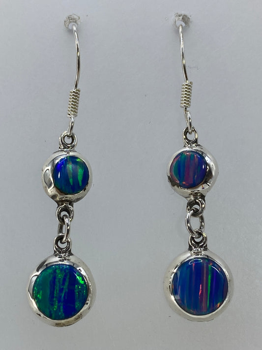 Par de aretes de plata con ópalo de fuego multicolor en tonos verdes, azules y rojos