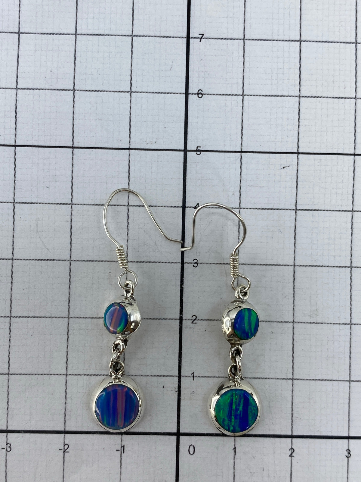 Aretes sobre fondo blanco con el sello 925 visible