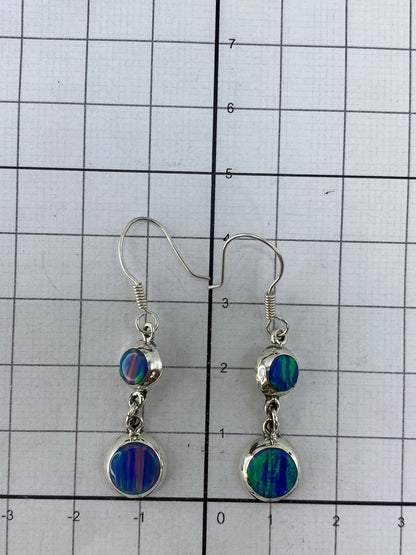 Aretes sobre fondo blanco con el sello 925 visible