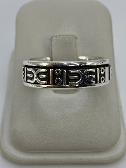 Anillo de plata repujado de Taxco con simbología grabada, talla 13