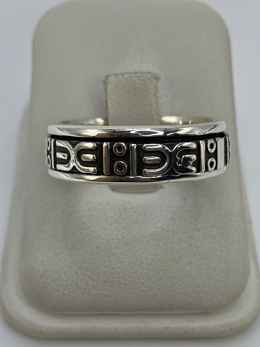 Anillo de plata repujado de Taxco con simbología grabada, talla 13