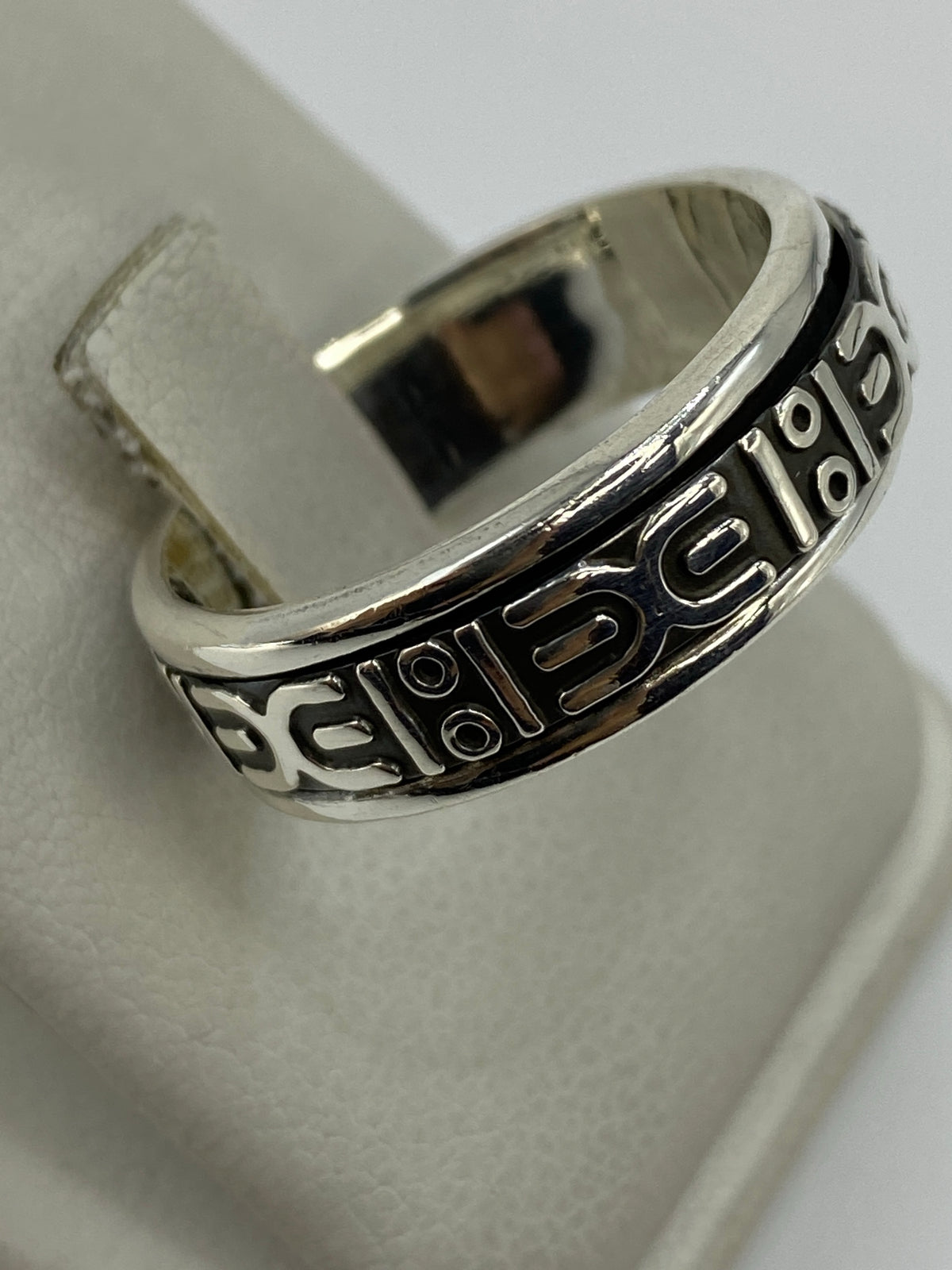 Anillo en la mano mostrando el peso y solidez de la plata 925