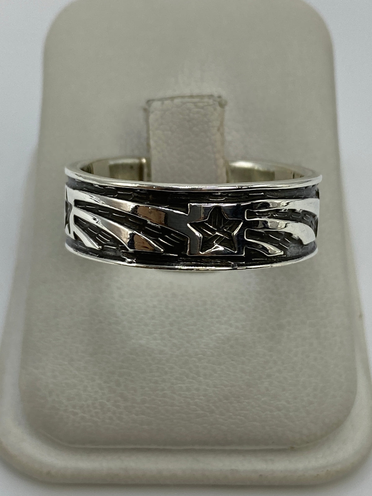 Anillo de plata 925 repujado con relieve voluminoso en la mano de una persona