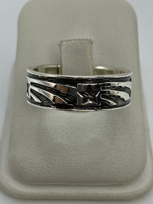 Anillo de plata 925 repujado con relieve voluminoso en la mano de una persona