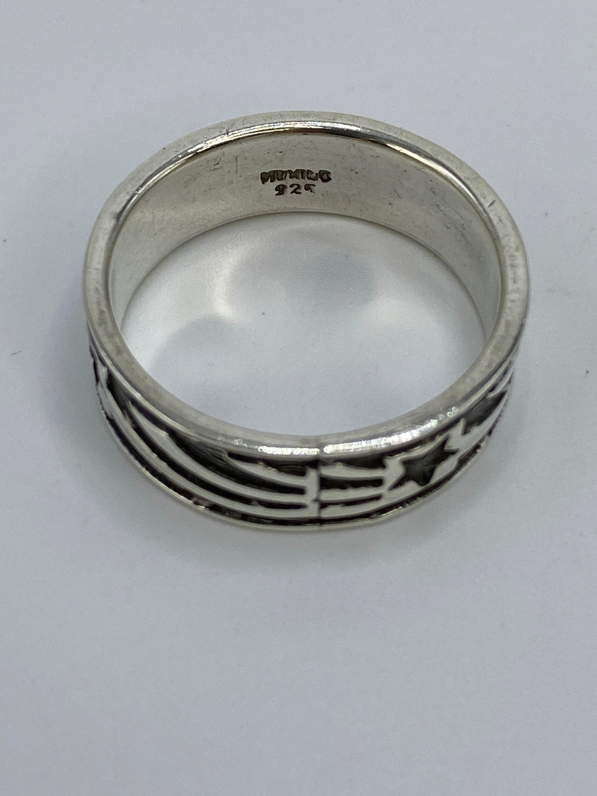 Anillo sobre fondo azul en escala de peso mostrando los 8.5 gramos
