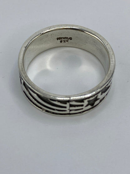 Anillo sobre fondo azul en escala de peso mostrando los 8.5 gramos