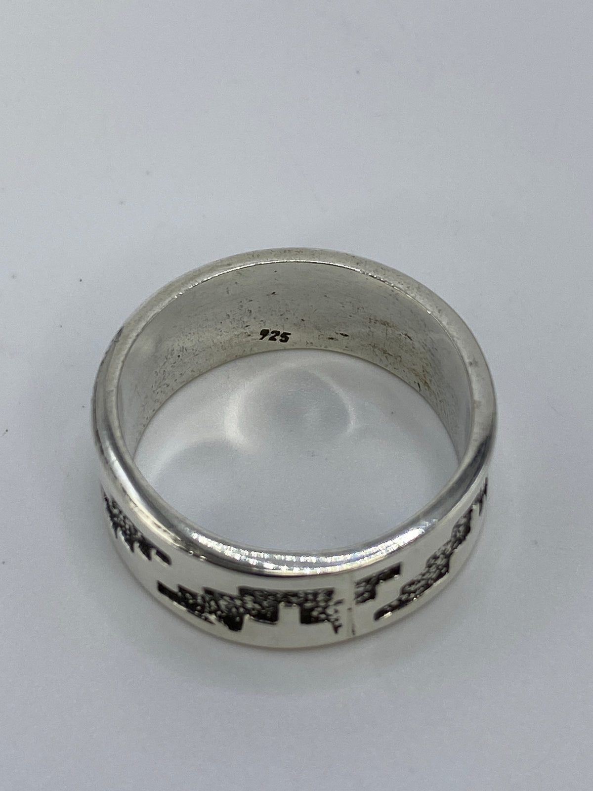 Anillo prehispánico en mano, mostrando la profundidad del trabajo artesanal