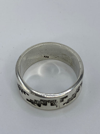 Anillo prehispánico en mano, mostrando la profundidad del trabajo artesanal