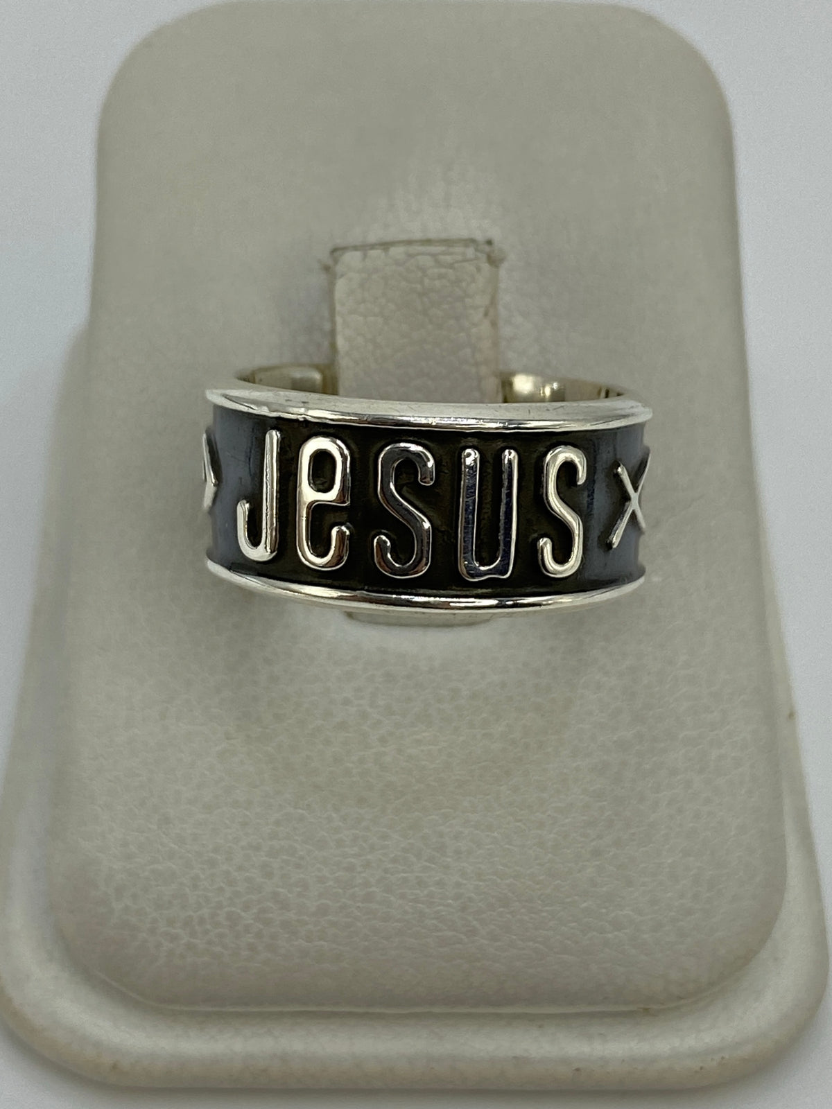 Anillo de plata 925 con grabado religioso JESÚS en relieve, vista frontal