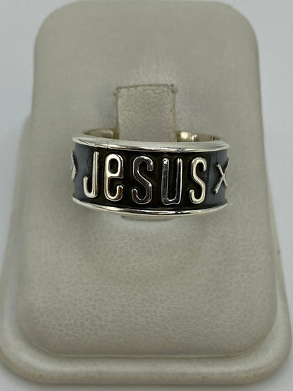 Anillo de plata 925 con grabado religioso JESÚS en relieve, vista frontal