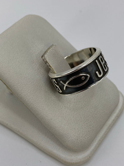 Anillo religioso JESÚS en plata 925, detalle lateral del grabado