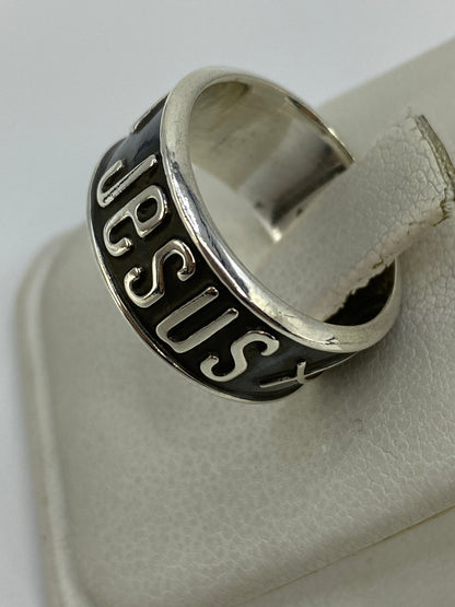 Anillo de plata JESÚS puesto en dedo, mostrando el peso y el ancho