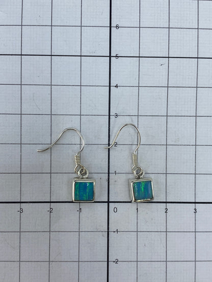 Aretes sobre fondo blanco mostrando el Quinto 925 en la base de plata