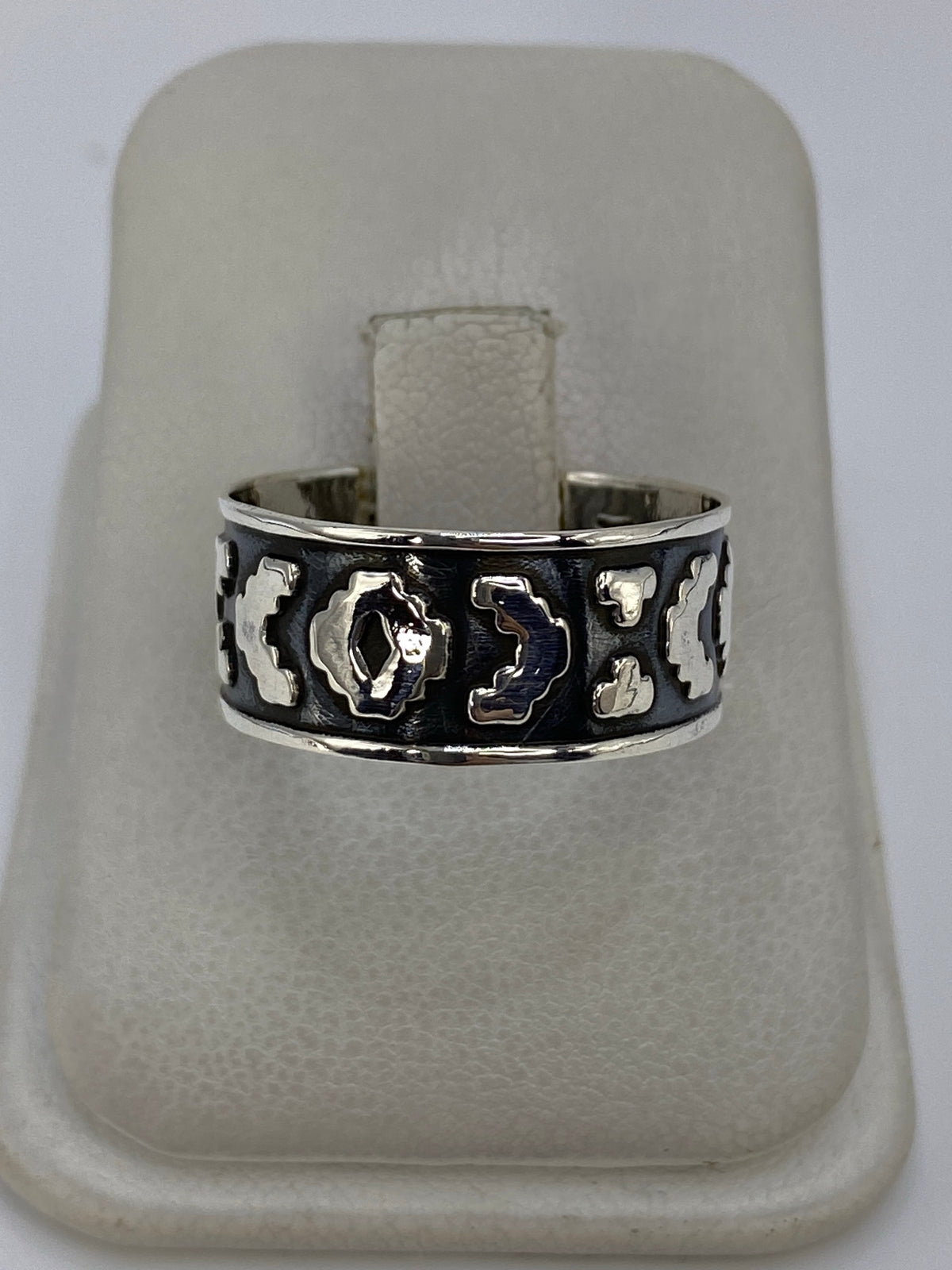 Anillo de plata 925 con patrón geométrico moderno en la mano