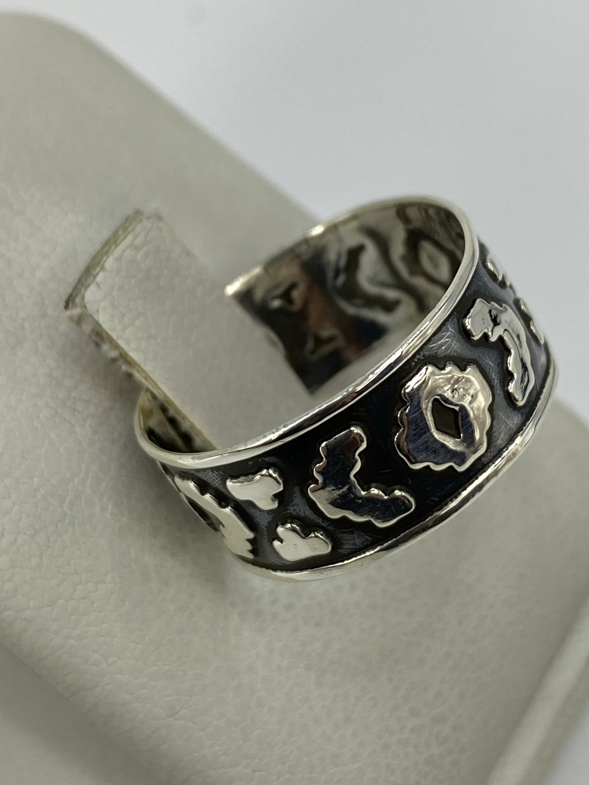 Vista lateral del anillo de plata con acabado pulido brillante