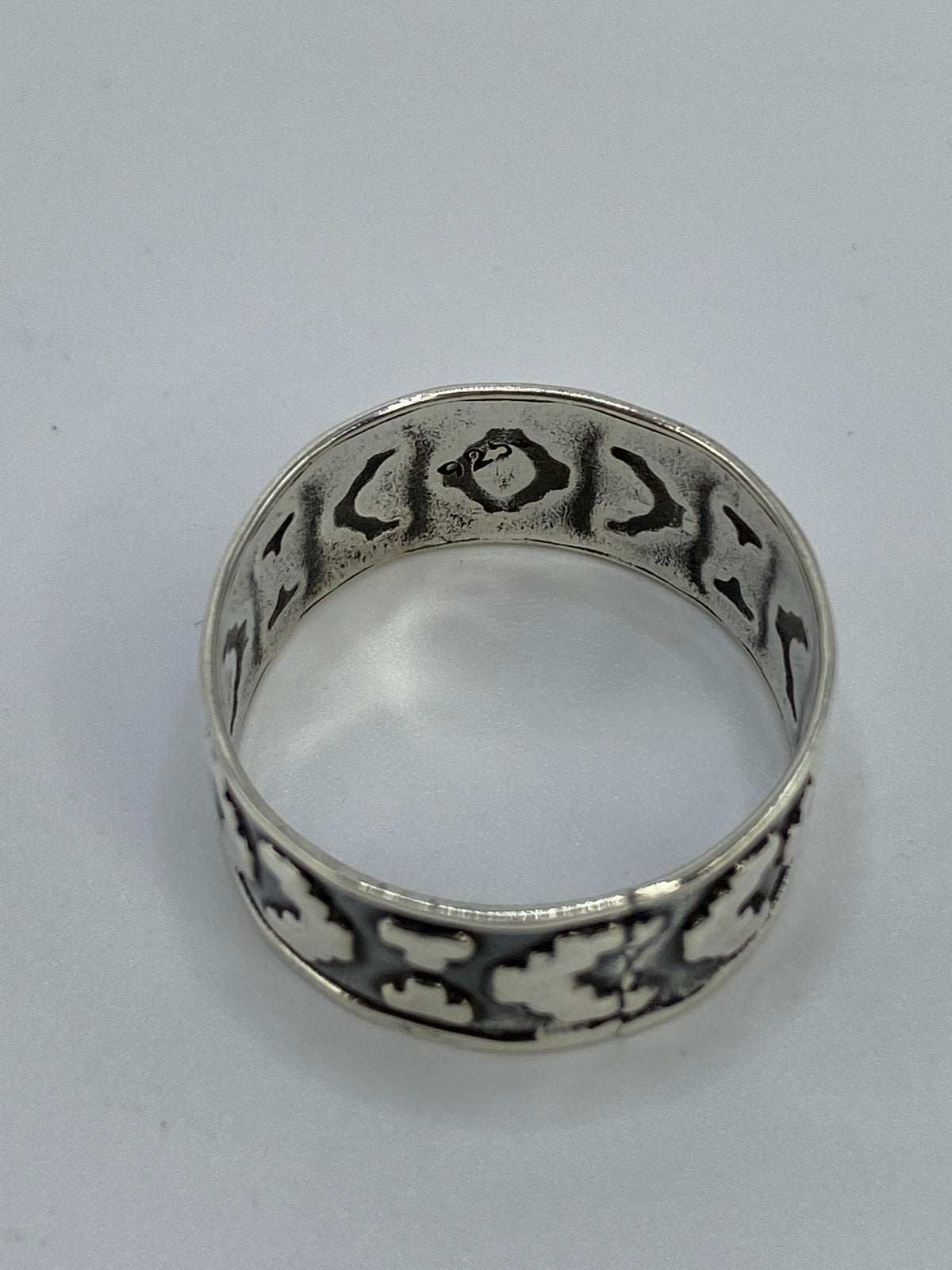 Anillo sobre fondo blanco mostrando la precisión del diseño geométrico
