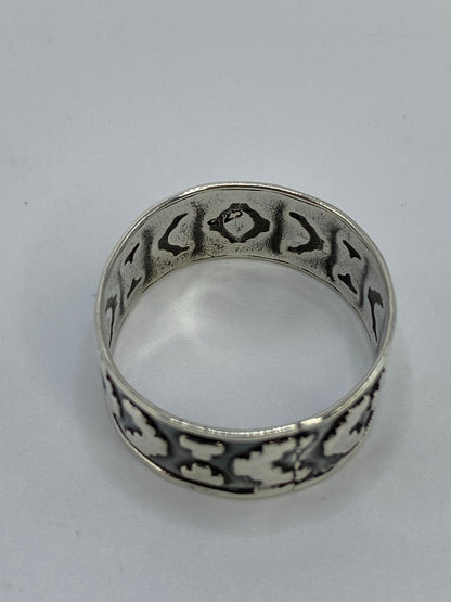 Anillo sobre fondo blanco mostrando la precisión del diseño geométrico