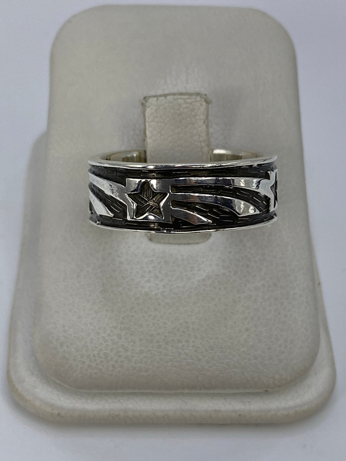 Anillo de plata 925 con repujado en relieve y motivo de estrella central, vista frontal