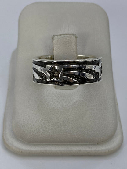 Anillo de plata 925 con repujado en relieve y motivo de estrella central, vista frontal