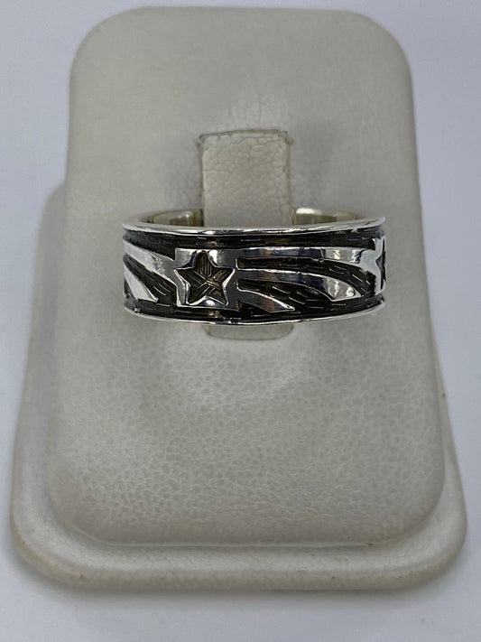 Anillo de plata 925 con repujado en relieve y motivo de estrella central, vista frontal