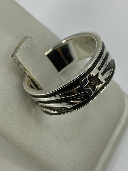Anillo en la mano mostrando cómo se adapta y brilla con el movimiento