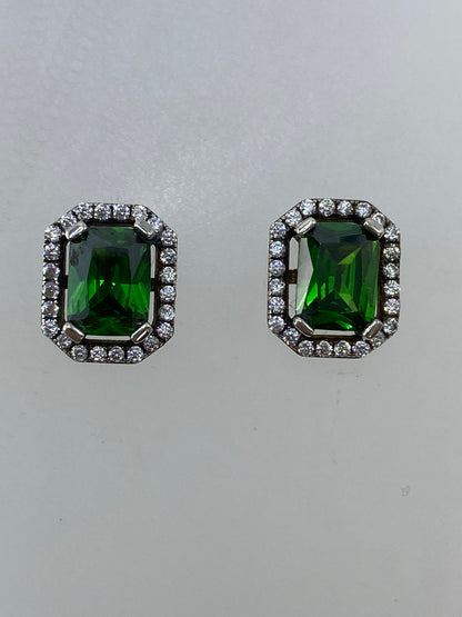 Par de aretes de plata 925 con circonia verde brillante en fondo blanco