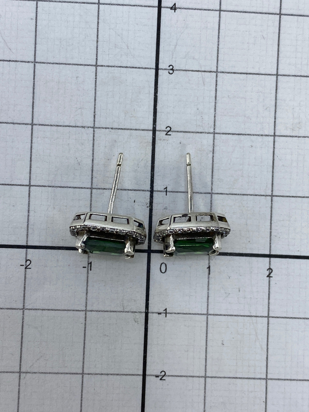 Aretes puestos en oído, luciendo discretos y con brillo de gema