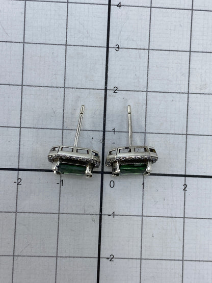 Aretes puestos en oído, luciendo discretos y con brillo de gema