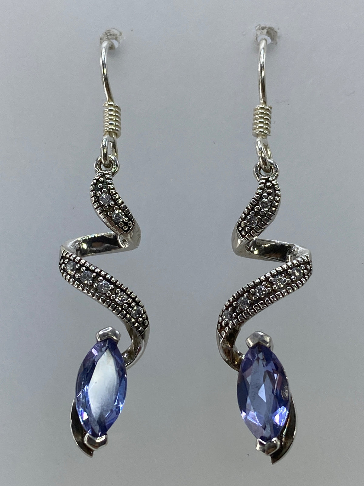 Par de aretes de plata 925 con circonia azul en diseno serpentine de Taxco