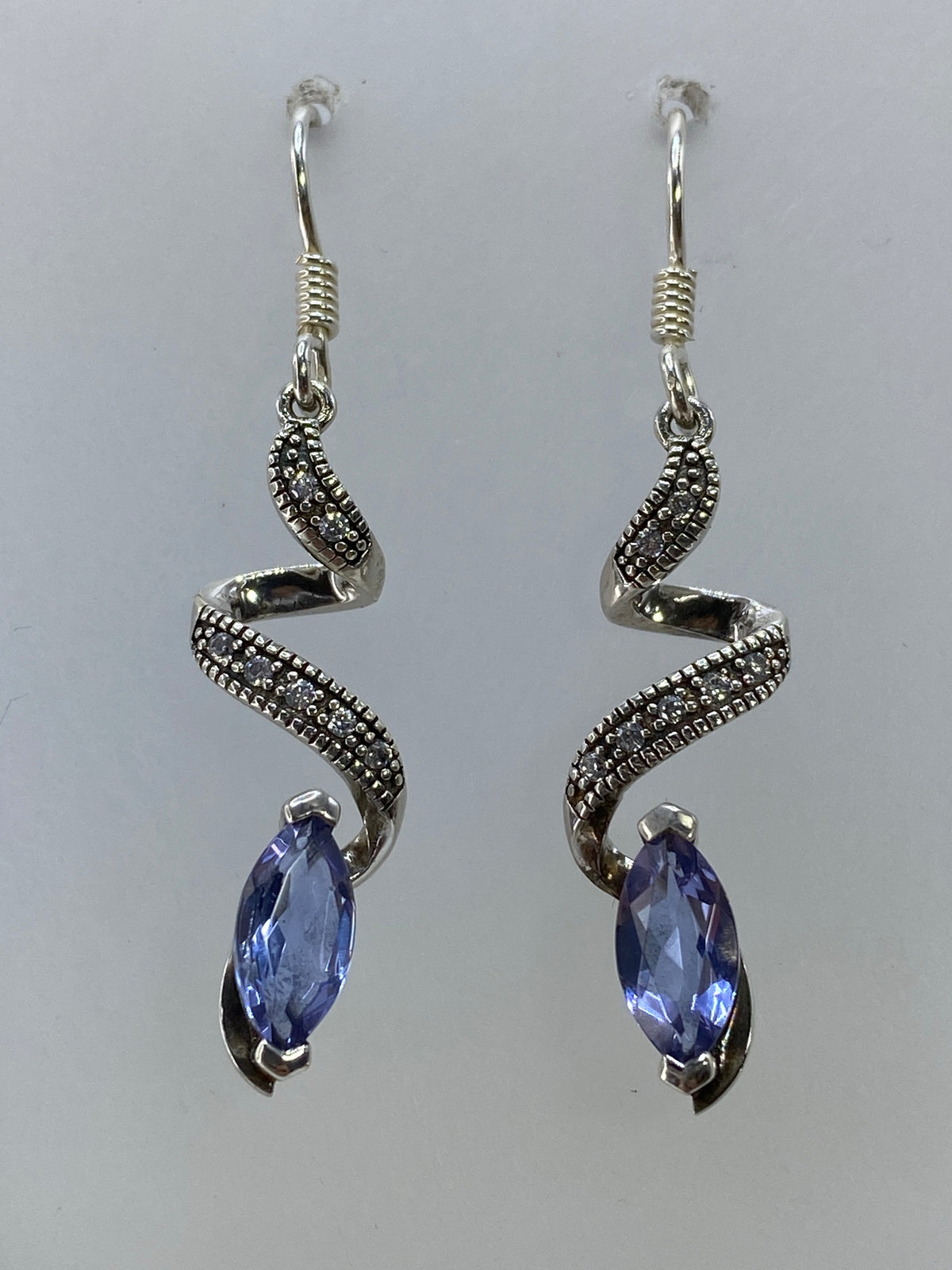 Detalle del engaste de circonia azul facetada en plata, gancho de 925