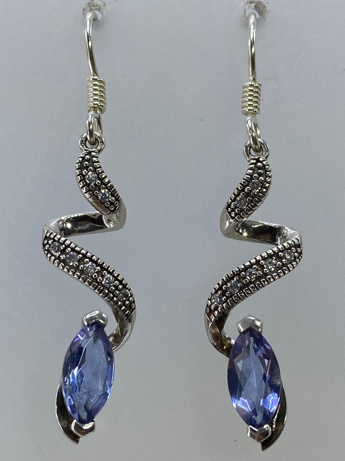 Aretes puestos mostrando el brillo azul de la circonia