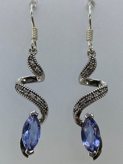 Aretes puestos mostrando el brillo azul de la circonia