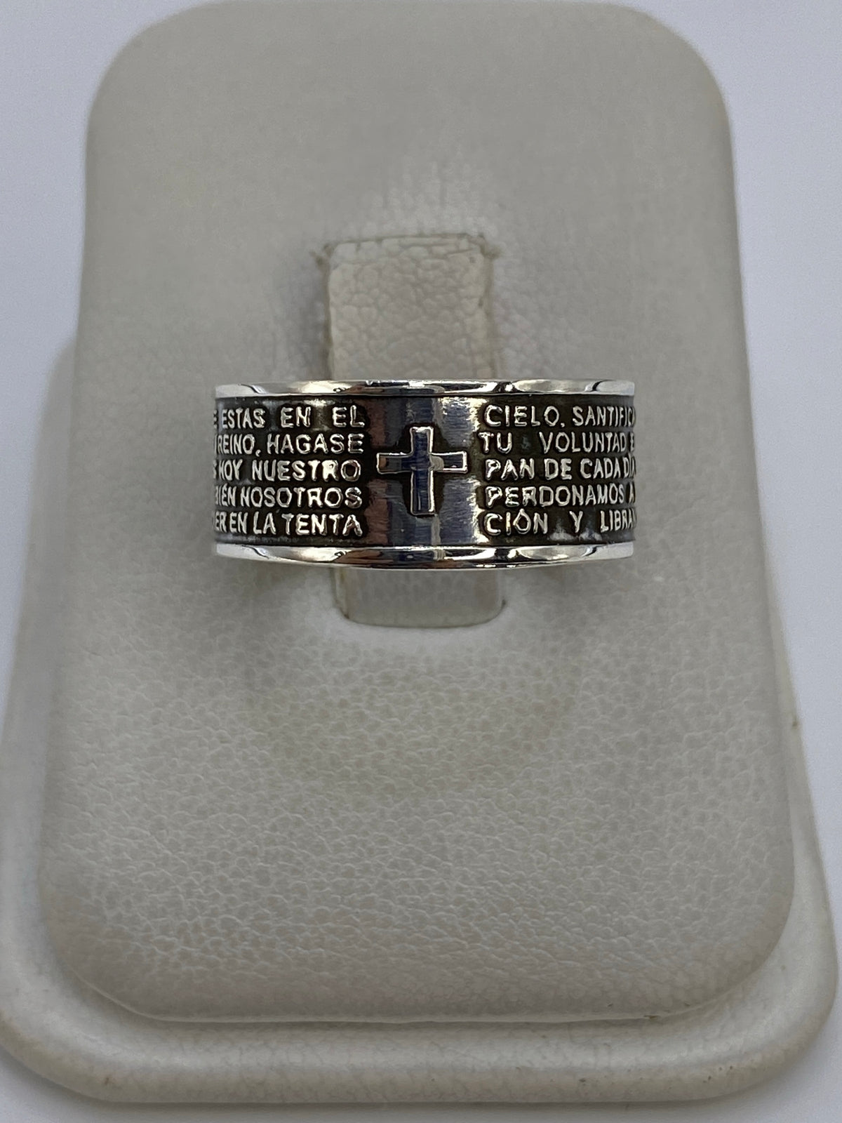 Anillo de plata 925 con grabado de oración religiosa, vista frontal