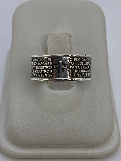 Anillo de plata 925 con grabado de oración religiosa, vista frontal