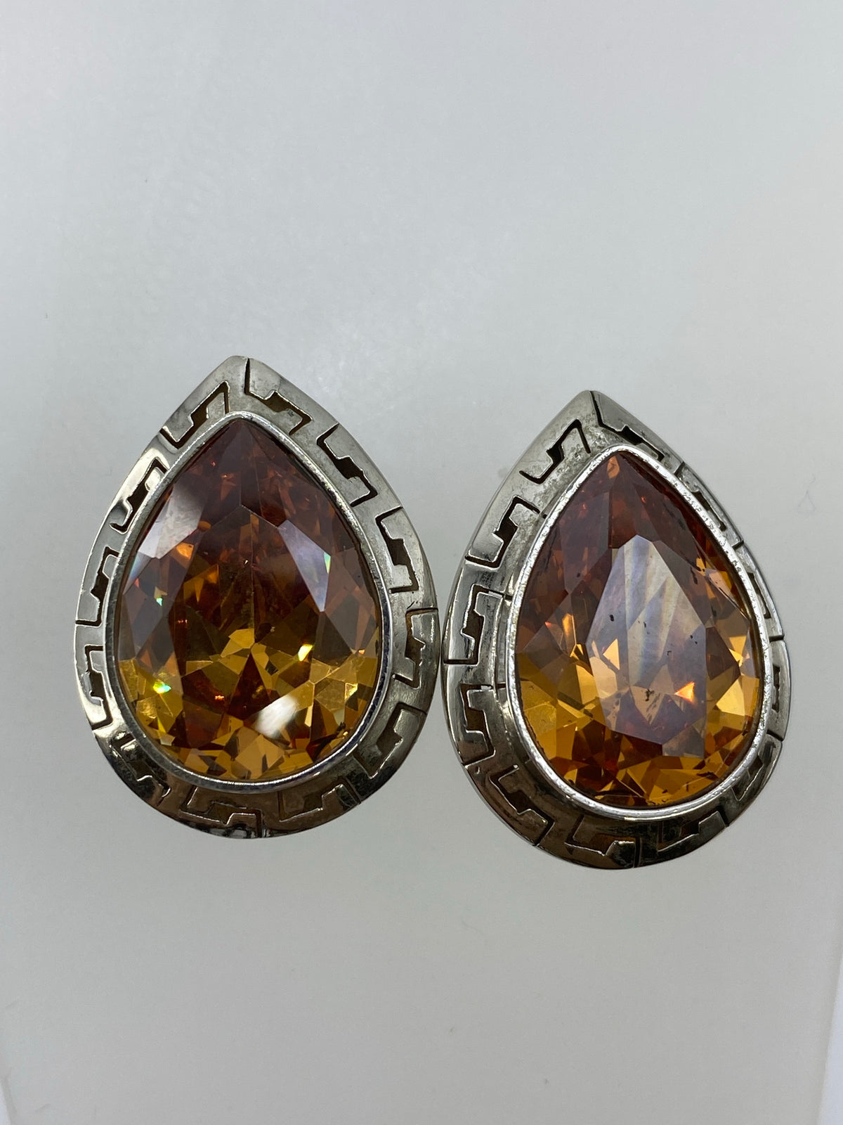 Par de aretes de plata con circonia naranja en forma de gota, diseño prehispánico