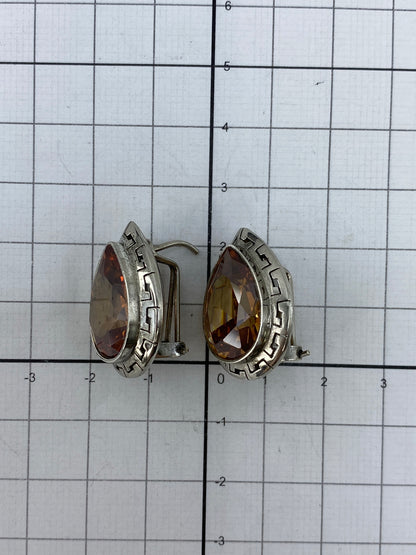 Aretes sobre fondo blanco con sello Quinto 925 visible