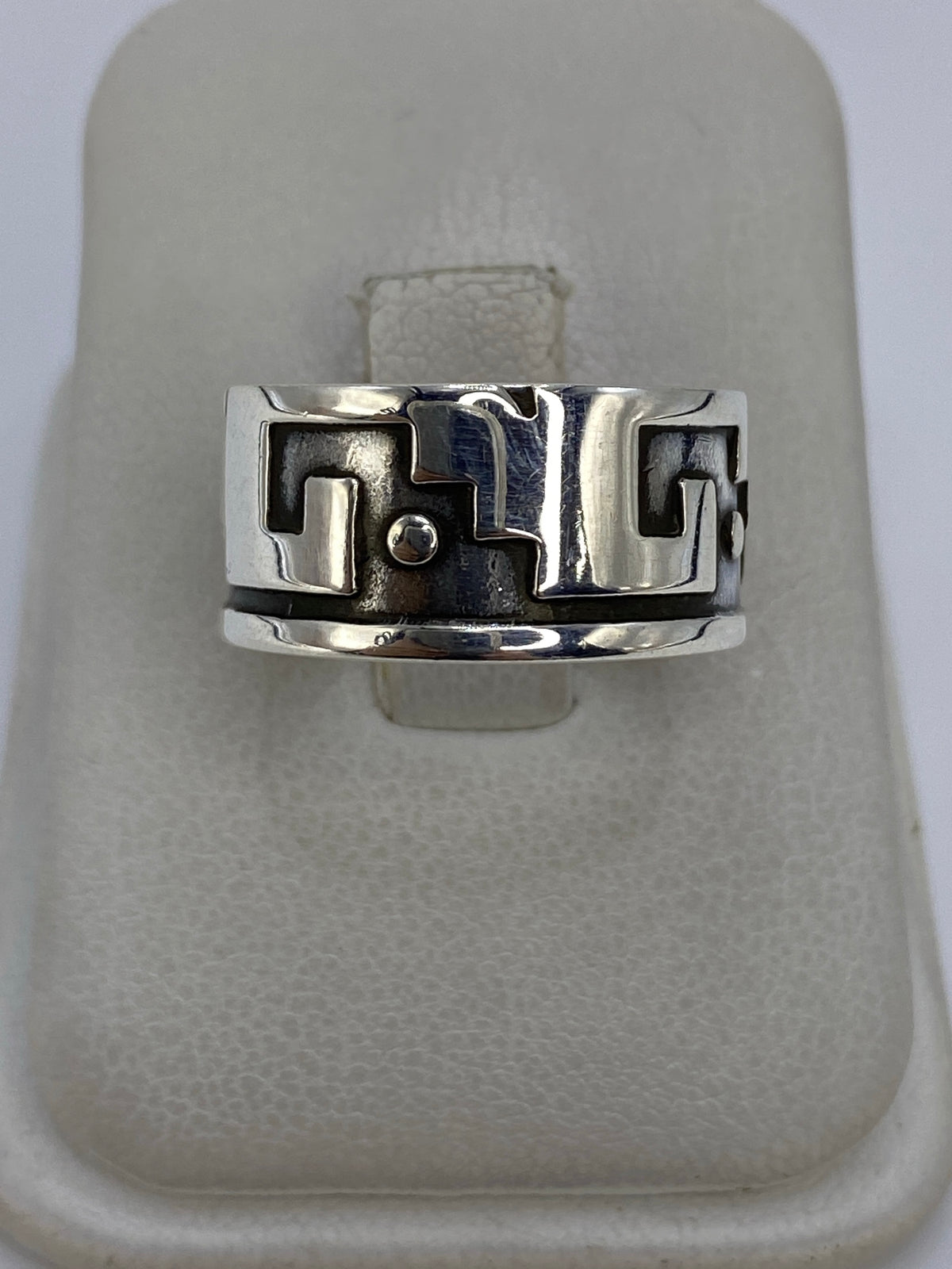 Anillo de plata repujado con motivos prehispánicos en talla 7, visto desde arriba
