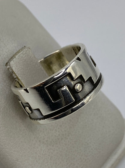 Anillo repujado en la mano, vista lateral con acabado oscurecido